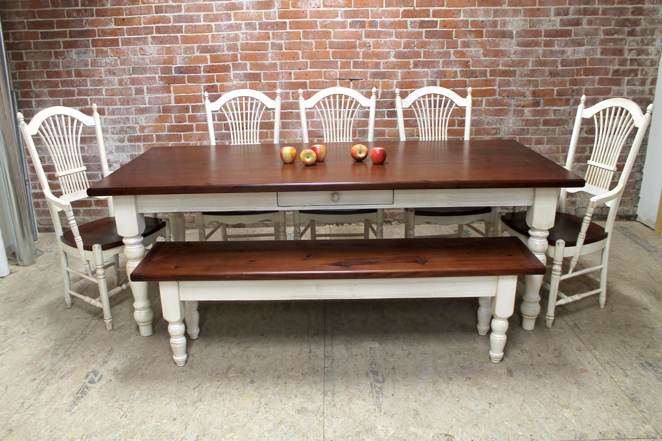 Table pine with white turned legs05